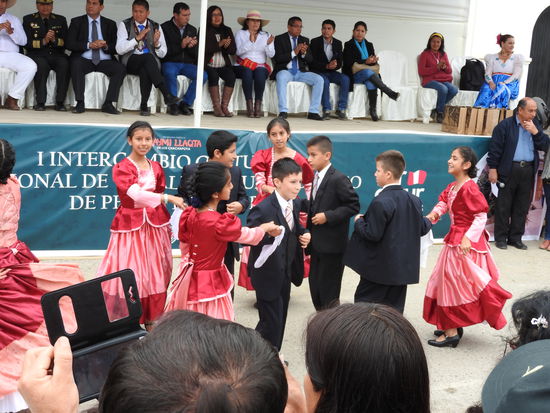 Auch die Kinder bewegen sich schon weich und geschmeidig in der Hüfte