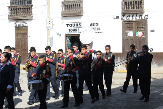 Und immer Musik, manchmal an jeder Ecke eine andere Gruppe, alle spielten gleichzeitig und wunderbar laut, dazu wurde getanzt.