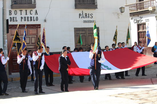 Bei aller Ausgelassenheit  kommt dann immer  so ein Touch von militärisch in die Paraden und Feiern mit rein, Fahnen, Stechschritte und Uniformen