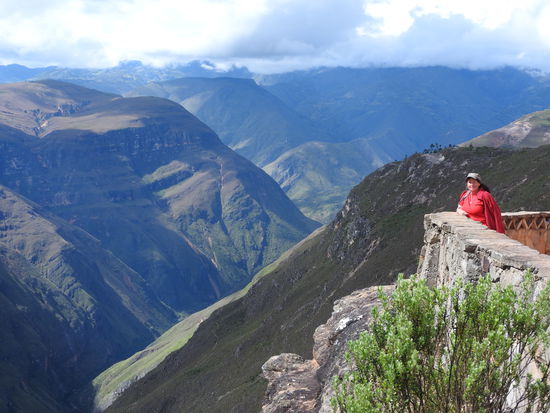 Der Canyon des Rio Sonche  ist  eingerahmt von vielen  Bergeinschnitten und Wasserfällen
