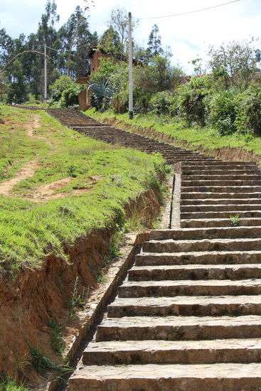 Unsinnige Steuerverschwendung gibt es nicht nur bei uns, es gibt sie auch in Peru. Gerade zu Wahlkampfzeiten überschüttet man die Bevölkerung am Land gerne mit Geschenken. Dann wird ein Fußballplatz gebaut auch wenn nur noch 2 Familien da leben oder wie im Bild auf einem  "präspanischen" Weg Treppen ohne Ende gebaut. Unschön zum gehen auf die Dauer, am meisten genutzt von den Kühen beim überqueren und deshalb auch entsprechend zugesch.........