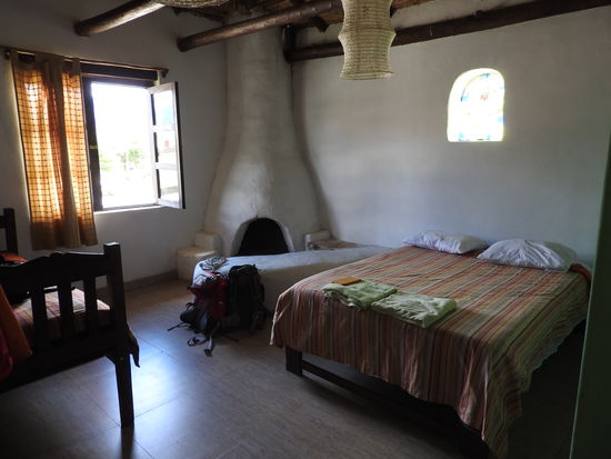 Das rustikale  Zimmer mit eigenem Kamin war aber auch so muffelig dass wir die Schlafsäcke ausgepackt haben.