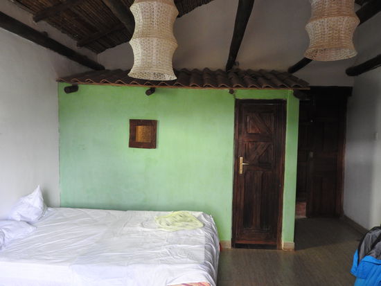 Das WC-Häuschen im Zimmer mit eigenem Dach