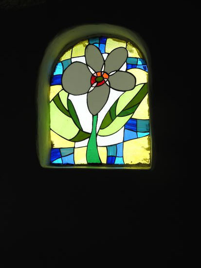 Kleine Details wie das Mosaikfenster machen den Charme des Zimmers aus