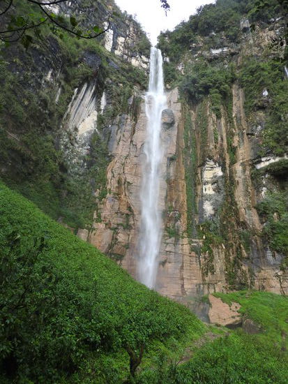 Yumbilla der über 800m hohe dreiteilige Wasserfall ist der Höchste, in der Trockenzeit bringt er oft so wenig Wasser dass man in seinem Teller baden kann. Derzeit kommt soviel dass niemand dort freiwillig ins Wasser geht.
Im Bild sieht man nur zwei Teile von Yumbilla