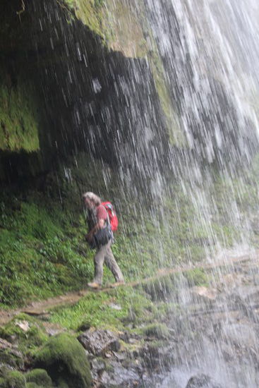 Der Pfad geht hinter dem Wasserfall vorbei, bei der hohen Luftfeuchtigkeit ist das kalte Wasser  erfrischend