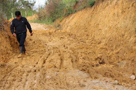 Die Anfahrt ging durch jede Menge Schlamm und nachdem wir 2 mal feststeckten mussten wir aussteigen und sahen schon vorm wandern aus wie Schweinderln.