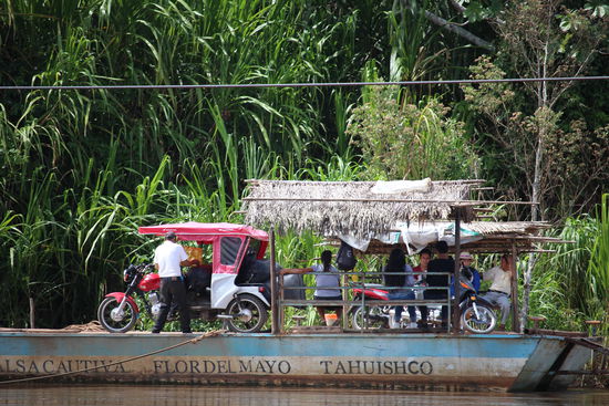 Unsere Fähre über den Fluss - sie transportiert Menschen, kleinere Fahrzeuge und Agrarprodukte