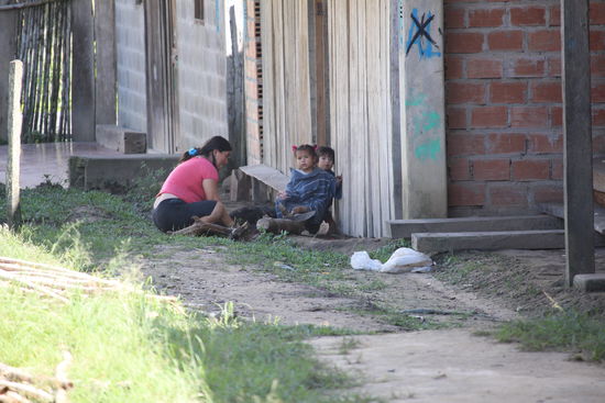 In einem kleinen Dorf auf der anderen Flussseite wollten wir den Kindern Kekse schenken, aber der Junge hatte so heftige Angst vor uns "komischen Ausländern" dass er sie erst nahm als wir schon ein ganzes Stück weg waren.