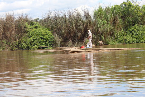 Bambustransport auf einem selbstgebauten Floß