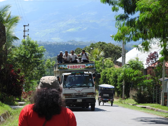 Dass es auf den LKW Dächern, auch auf längeren Strecken,  noch Mitfahrer gibt ist nichts ungewöhnliches, schnell bremsen darf der Fahrer da allerdings nicht.
