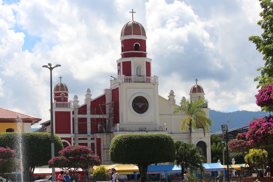Die Stadtkirche wird gerade renoviert und neu gestrichen, in rot weiß wird sie sehr schön ausschaun
