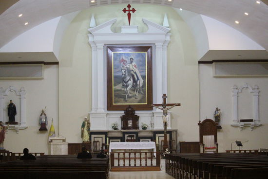 Innen ist die Kirche sehr einfach gehalten und strahlt viel Ruhe aus.