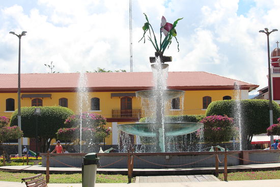 Brunnen gibt es an fast jedem Platz, hier an der Plaza de Armas