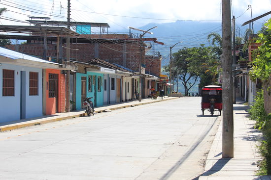 Die meisten  Häuser sind in verschiedenen Farben gestrichen alleine dadurch wirkt es schon freundlich
