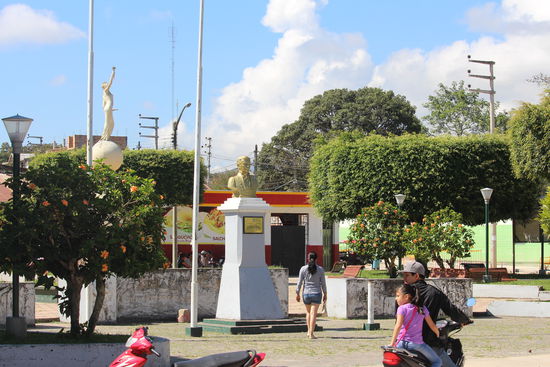 Und immer wieder begrünte Plätze mit Bänken, die auch viel genutzt werden