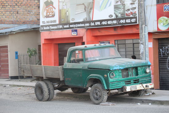 Viele Autos die uns im Alter um nichts nachstehen fahren noch durch die Gegend, wie dieser alte Dodge. Was kaputt ist wird repariert  oder einfach nur festgebunden solange bis das Auto zu Staub zerfällt