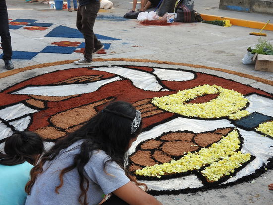 Ab Sonntag Nachmittag wird überall rund um die Plaza und den Park gearbeitet