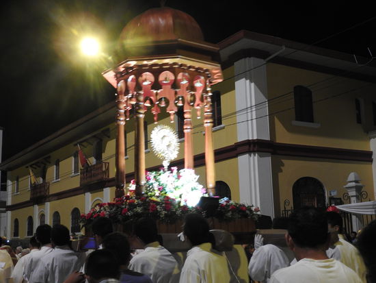 Die Monstranz wird durch die Straßen getragen