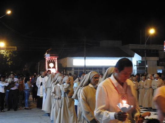 Am Ende schlossen sich alle Zuschauer der Prozession an