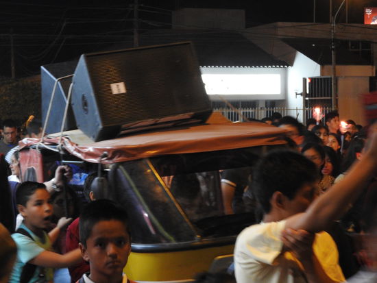 Große Boxen sind ein Muss auch bei der Prozession