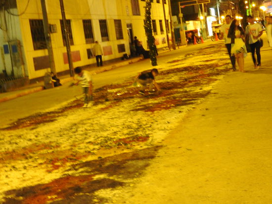 Und so sah es am Ende aus, zwei Jungs sammelten noch Ähren zusammen, es wird kein essen verschwendet.