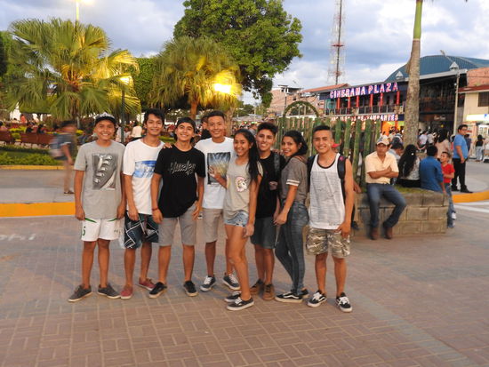 Eine Gruppe Jugendliche wollten unbedingt fotografiert werden, die Peruaner lieben das Posen und Selfies werden an jeder Ecke gemacht. Selbst Kinder machen da schon einen Kussmund oder werfen sich in Position.