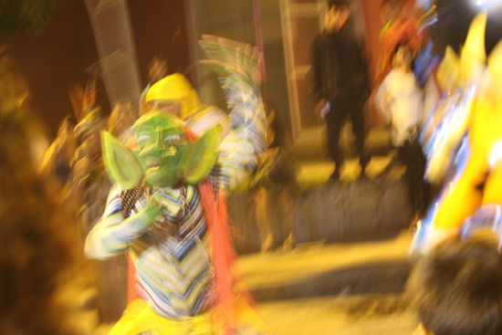 Die tanzenden Gestalten, mit Masken aus dem Amazonasgebiet,  erinnerten etwas an unsere Perchten, sie tratzten auch die Zuschauer und versuchten sie in den Tanzkreis zu ziehen.