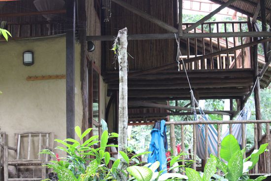 Das Haus ist in Holzständerbauweise mit Lehmwänden, Holz und Bambus  gebaut.  Die Terasse liegt über dem Rio Cumbaza und wäre mit etwas Sonne superschön.