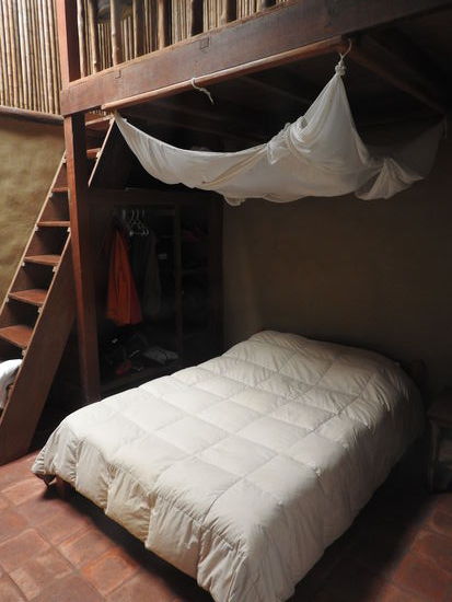 Ausstattung des Zimmers ein muffiges Bett mit Moskitonetz  und ein Miniregal, da es kein Fenster hatte war lüften nur schwer möglich.