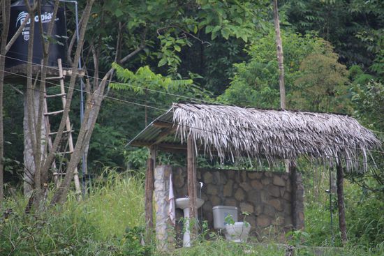 Ein Badezimmer oben am Berg, es gewährt dem sitzenden Ausblicke aber dem Rest des Dorfes auch Einblicke so ganz ohne Sichtschutz