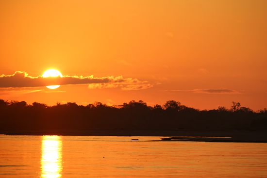 Sonnenaufgang kurz nach der Abfahrt des Schiffes.