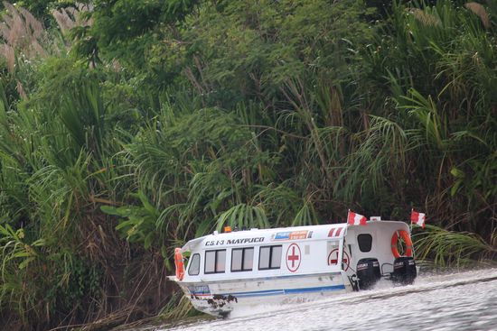 Das Medizinboot fährt kleine Dörfer am Fluss an, impft Kinder, untersucht und berät Schwangere, macht kleinere Eingriffe und transportiert im Notfall auch ins Krankenhaus. Wenn es diese Schiffe nicht gäbe hätten viele Menschen einen tagelangen Weg zum Arzt.