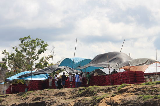Da die meisten Bauern nur Minigrundstücke zum pflanzen haben sammeln sie ihre Ernte um sie verkaufen zu können. Auch unser Schiff brachte ein paar Säcke mit.