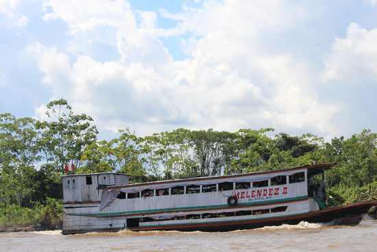 So reist man üblicherweise auf den Flüssen, mit alten und rustikalen Holzschiffen.