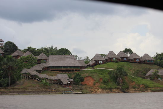 Eine Dschungellodge mit allen Annehmlichkeiten (Pool,  bequeme Betten, Bad), man hat etwas Regenwaldberührung aber nicht soviel dass es unangenehm werden könnte.