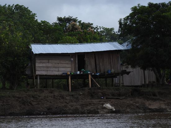 Die Häuser sind alle auf Stelzen gebaut und meistens sehr klein, hier ist die Küche auf die Veranda ausgelagert.