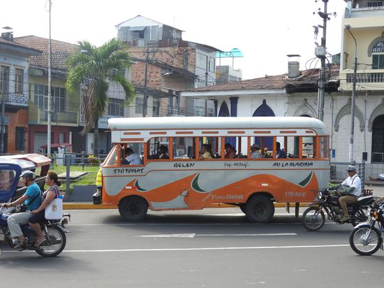 Die Stadtbusse in Iquitos sind alt aber besonders schön und in verschiedenen Farben angemalt, außen sieht man welche Strecke er bedient und man kann überall ein-  und aussteigen. Man bezahlt dann bei dem mitfahrenden Busbegleiter beim aussteigen.