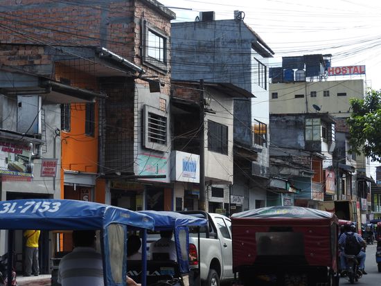 Die Straßen bevölkern nur wenig Autos dafür umso mehr Minitaxis und entsprechend laut ist es auch. Da die Straßen teilweise  tiefe Löcher haben ist  das Minitaxifahren nur bedingt angenehm, dazu rasen die Fahrer und springen, jede kleine Lücke ausnutzend, von Spur zu Spur.