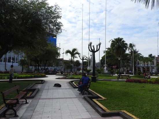 Der Park von der Plaza de Armas ist abends dicht bevölkert
