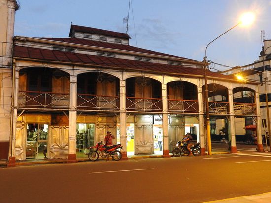 Das "Casa de fierro" Eisenhaus wurde von Gustave Eiffel zur Pariser Weltausstellung konstruiert und 1890 von einem wohlhabenden Kautschukbaron nach Iquitos verschifft und wieder aufgebaut.