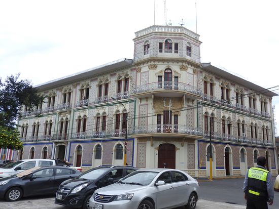 Die wenigen schönen Häuser sind mit alten Majolikafliesen verschönert und sind heute im Besitz des Militärs oder Ämtern.