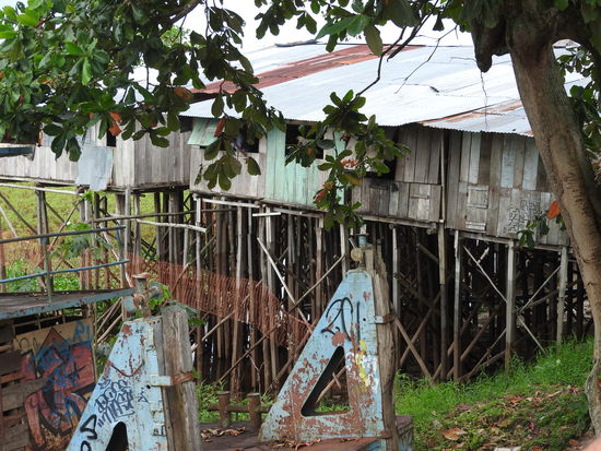 Die Häuser des Slums Belen stehen auf bis zu 15m  hohen Stelzen, in der Regenzeit sind die Häuser nur mit Kanu zu erreichen