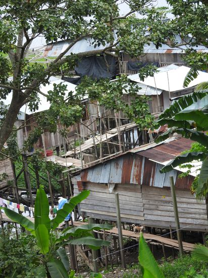 Es ist ein einziges Häusergewirr  und jetzt in der Trockenzeit über wackelige Stege begehbar. Die Kinder gehen nur unregelmäßig zur Schule und haben später auch kaum Chancen dem Slum zu entkommen.