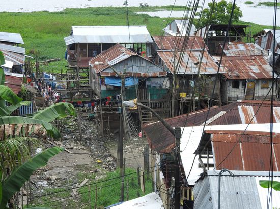 Überall liegt der Abfall und nur wenige Meter neben der Latrine wird das Trinkwasser geholt und die Wäsche gewaschen. Unhaltbare hygienische Zustände und Belen wächst durch den Zuzug von Familien aus dem Regenwald immer weiter.