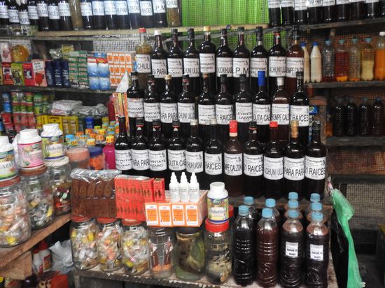 Undefinierbare Dschungelmedizin, zum schmieren, einnehmen, essen und räuchern. Teilweise mit Schlangen und anderen Tierstücken darin schwimmend.