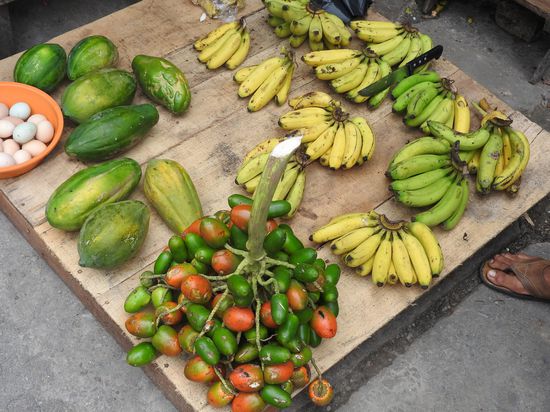 Es gibt viel Obst und Gemüse von kleinen Bauern aus dem Umland zu kaufen.