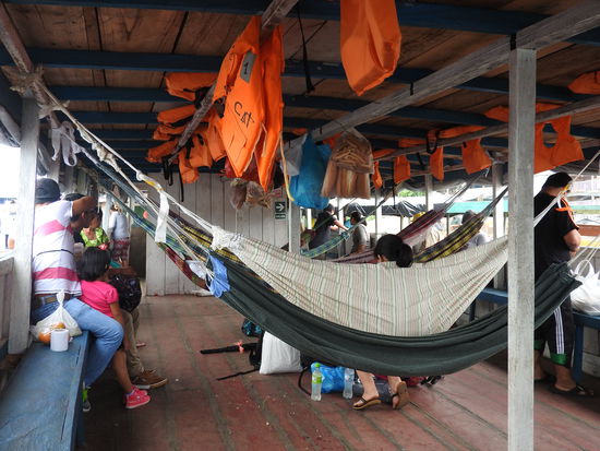 Wer eine Hängematte dabei hatte knüpfte sie an die Querbalken und hatte es sehr bequem.