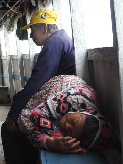 Wer ohne Hängematte unterwegs war legte sich zum schlafen auf die Holzbank. Das ist überhaupt ein Phänomen hier, kaum sitzen die Peruaner im Bus, im Schiff oder Im Flugzeug wird geschlafen. Meistens schnarcht nach 10 Min alles um uns herum, egal ob es bequem ist oder nicht.