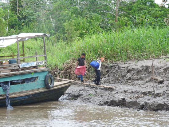Anlegestellen sind meist nicht besonders komfortabel, über das Brett balancieren geht noch aber dann steht man wenn es geregnet hat knöcheltief im Schlamm